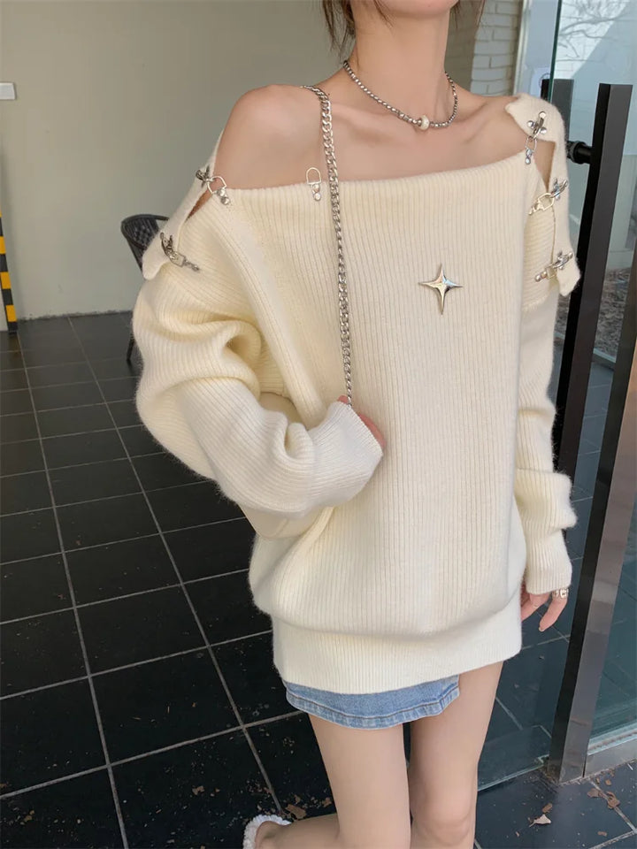 Long And Cozy Off-Shoulder Pullover With Clip Accesoires