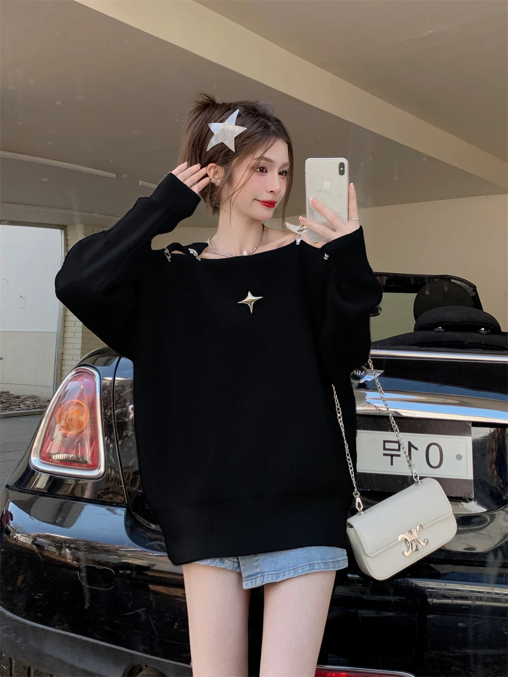 Long And Cozy Off-Shoulder Pullover With Clip Accesoires